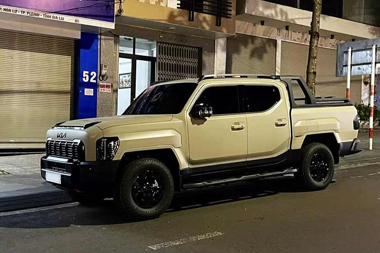 Hành khách có thể gia tăng độ ngả lưng ghế lên đến 30 độ bằng cách đẩy ghế về trước - một cơ chế hiếm thấy và được nhiều chủ xe bán tải ở Việt Nam độ thêm. Hộc chứa đồ 45 lít ẩn dưới mặt ghế. Thùng hàng của Tasman có trọng tải 1.151kg ngang ngửa các đối thủ. Tùy theo thị trường và lựa chọn của khách hàng, nhà sản xuất sẽ bố trí vách ngăn hàng hóa, các thanh ray và móc cố định đồ đạc, đèn chiếu sáng, ổ cắm 220V.