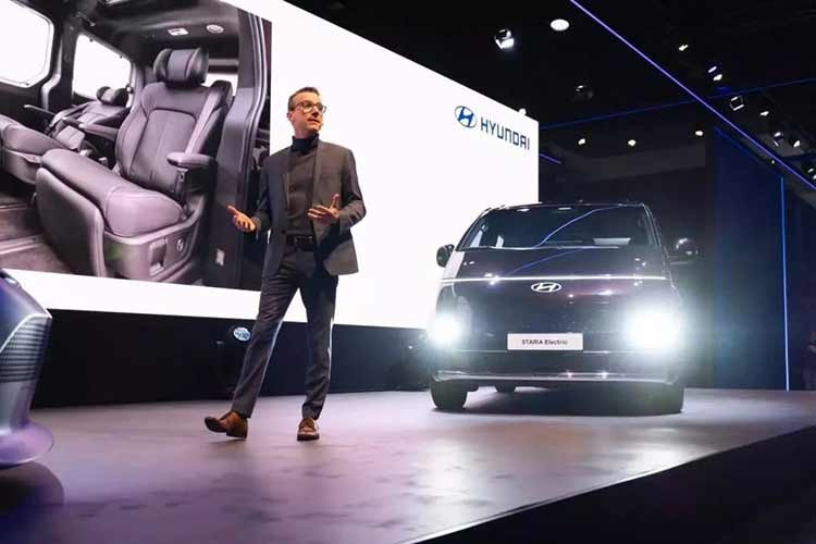 Tại triển lãm ôtô Brussels 2026 đang diễn ra tại Bỉ, Hyundai đã tung ra mẫu Staria EV hoàn toàn mới đánh dấu một chương mới trong phân khúc xe MPV chạy điện của hãng. Mẫu xe này được thiết kế để đáp ứng nhu cầu của các gia đình, cũng như các hoạt động đưa đón, sử dụng thương mại và lối sống năng động.