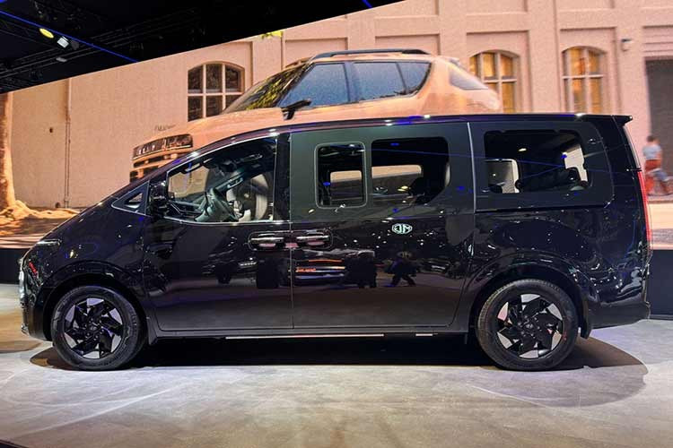 Dải đèn LED phía trước, trải dài từ bên này sang bên kia làm nổi bật chiều rộng của xe. Cửa trượt rộng và cửa sau lớn giúp người ngồi trong xe và hành lý dễ dàng lên xuống. Khách hàng có thể lựa chọn phiên bản Luxury, loại xe bảy chỗ dành riêng cho gia đình, hoặc phiên bản Wagon, có thể chở đến chín người, phù hợp cho các gia đình đông người, du lịch nhóm hoặc dịch vụ đưa đón.