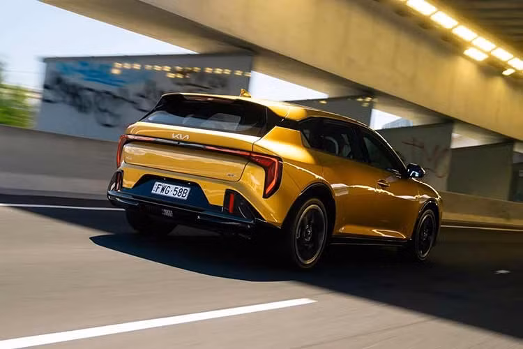 Ngoài ra còn có màn hình quan sát toàn cảnh có thể tạo ra hình ảnh 360 độ đầy đủ của xe. Về hệ thống truyền động, không có động cơ diesel nào được trang bị. Bạn chỉ có thể mua chiếc xe này với động cơ xăng thông thường hoặc hệ thống hybrid nhẹ.