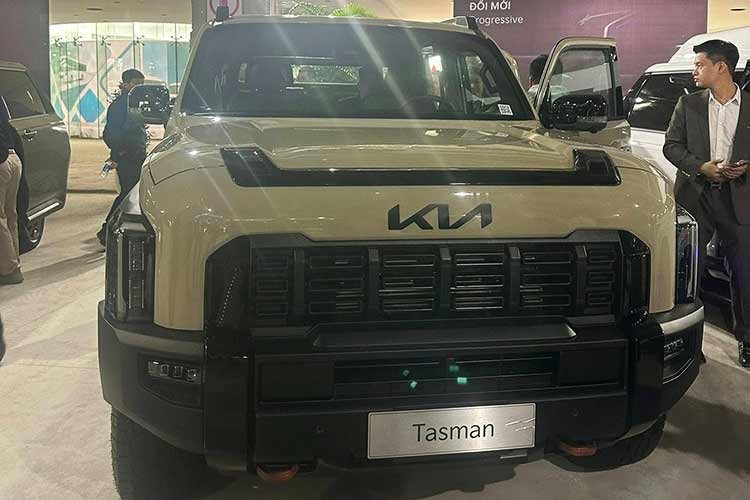 Các biến thể còn lại của Tasma thấp hơn 50mm, có khoảng sáng gầm 224mm và số đo các góc không tốt bằng. Tuy vậy, khả năng lội nước sâu của mọi phiên bản đều lên đến 800mm. Ngoại hình của xe thiết kế vuông vức, đơn cử như mặt ca-lăng mở rộng, đèn trước/sau LED xếp dọc, gương chiếu hậu và điểm nhấn hình cặp sừng trên nắp ca-pô.