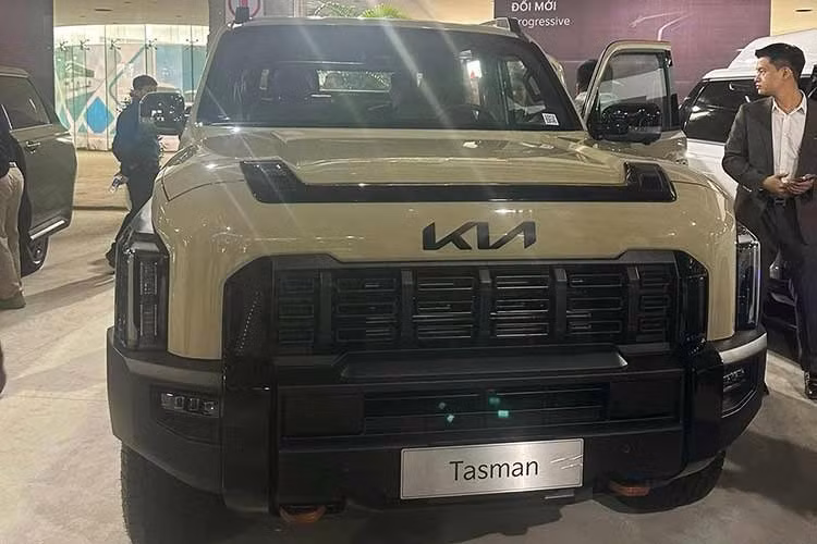 Các biến thể còn lại của Tasma thấp hơn 50mm, có khoảng sáng gầm 224mm và số đo các góc không tốt bằng. Tuy vậy, khả năng lội nước sâu của mọi phiên bản đều lên đến 800mm. Ngoại hình của xe thiết kế vuông vức, đơn cử như mặt ca-lăng mở rộng, đèn trước/sau LED xếp dọc, gương chiếu hậu và điểm nhấn hình cặp sừng trên nắp ca-pô.