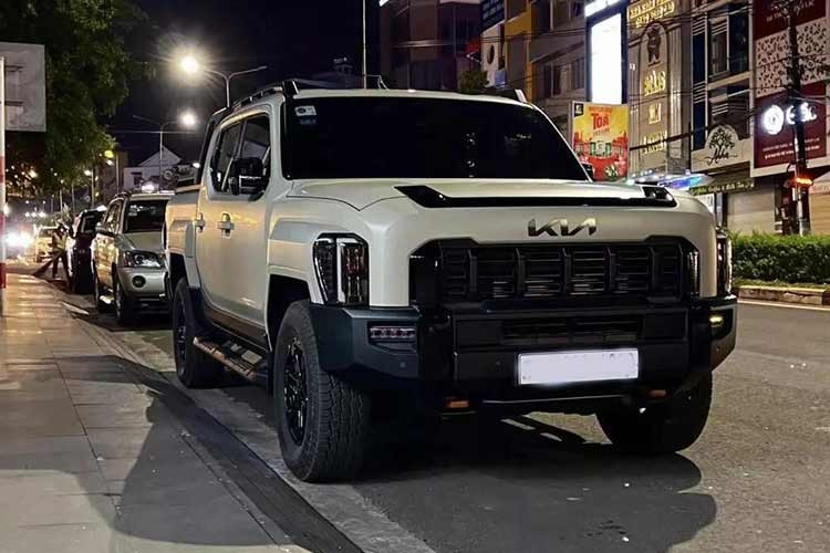 Xe cung cấp 7 chế độ vận hành: Tiết kiệm, Thông minh, Thể thao, Đường cát, Đường bùn lầy, Đường tuyết và Đá sỏi. Riêng biến thể X-Pro được bổ sung X-Trek Mode - hệ thống kiểm soát hành trình off-road, thường thấy trên các mẫu SUV hạng sang Land Rover. Kia Tasman được kỳ vọng khuấy động thị trường xe bán tải Việt Nam, vốn đang chứng kiến sự áp đảo của Ford Ranger.