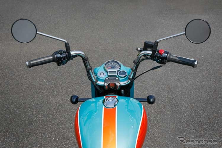 Với phiên bản 2026, Royal Enfield cũng đã trang bị thêm tay lại "khỉ" dạng mini ape-hanger, cổng USB sạc nhanh hơn cho người lái. Chuẩn kết nối vẫn là USB Type-C, cho tốc độ sạc các thiết bị ngoại vi với tốc độ nhanh hơn.