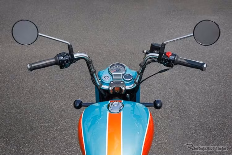 Với phiên bản 2026, Royal Enfield cũng đã trang bị thêm tay lại "khỉ" dạng mini ape-hanger, cổng USB sạc nhanh hơn cho người lái. Chuẩn kết nối vẫn là USB Type-C, cho tốc độ sạc các thiết bị ngoại vi với tốc độ nhanh hơn.