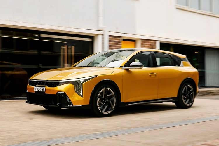 Dòng sản phẩm bao gồm động cơ xăng 1.0L T-GDI công suất 115 mã lực, cả loại có và không có hybrid nhẹ, và động cơ 1.6L T-GDI, có hai tùy chọn công suất 150 hoặc 180 mã lực. Cuối năm nay, một tùy chọn hybrid hoàn chỉnh cũng sẽ được bổ sung vào dòng sản phẩm. Giá bán và thông số kỹ thuật đầy đủ của mẫu xe Kia K4 Sportswagon hoàn toàn mới sẽ được công bố vào thời điểm sau.