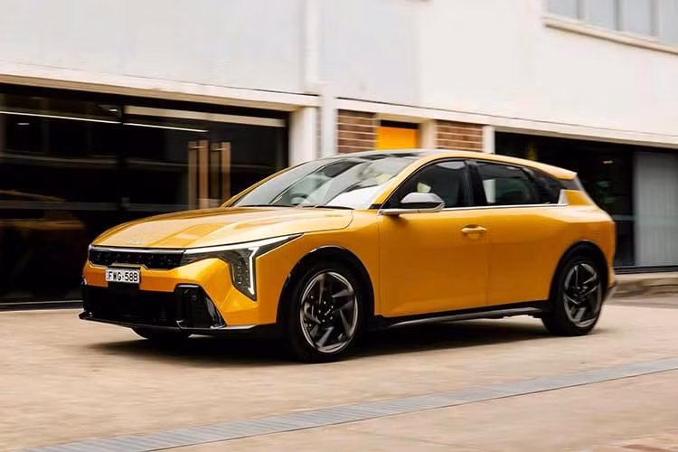 Dòng sản phẩm bao gồm động cơ xăng 1.0L T-GDI công suất 115 mã lực, cả loại có và không có hybrid nhẹ, và động cơ 1.6L T-GDI, có hai tùy chọn công suất 150 hoặc 180 mã lực. Cuối năm nay, một tùy chọn hybrid hoàn chỉnh cũng sẽ được bổ sung vào dòng sản phẩm. Giá bán và thông số kỹ thuật đầy đủ của mẫu xe Kia K4 Sportswagon hoàn toàn mới sẽ được công bố vào thời điểm sau.