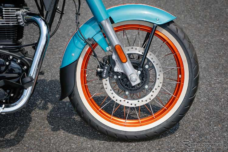 Goan Classic 350 nổi bật với thiết kế lấy cảm hứng từ dòng xe bobber với bánh xe với niềng căm xéo không săm được trang bị lốp viền trắng. Những yếu tố này mang lại cho xe vẻ ngoài cổ điển trong khi vẫn giữ được tính thực dụng.