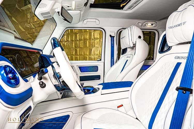 Chiếc SUV Mercedes-AMG G63 độ từ Mansory này sở hữu nội thất tùy chỉnh hoàn toàn, kết hợp màu trắng tuyết với các điểm nhấn màu xanh hoàng gia.