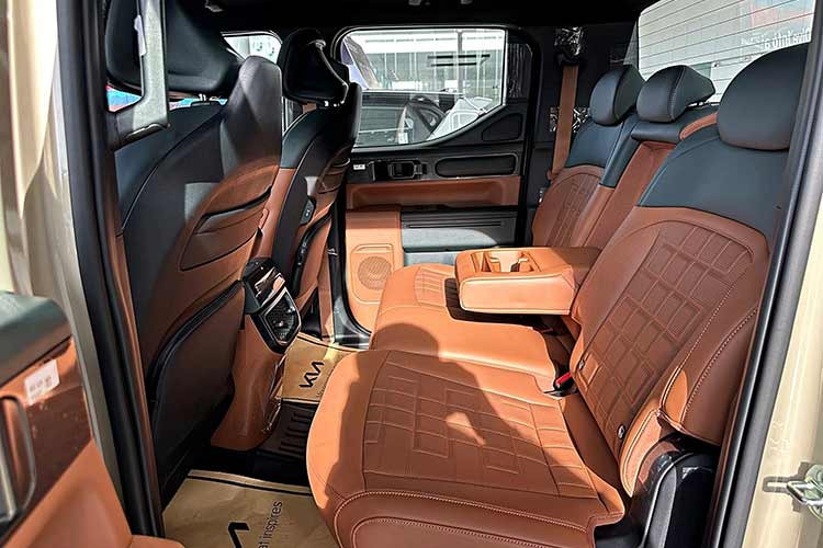 Một số tiện nghi nổi bật còn bao gồm 8 loa Harman Kardon, điều hòa tự động hai vùng độc lập, hai bàn sạc không dây, cửa sổ trời, đèn viền nội thất 64 màu và phanh tay điện tử có Auto Hold. Hàng ghế trước chỉnh điện, tích hợp thông gió/sưởi ấm và nhớ hai vị trí. Kia tuyên bố hàng ghế sau của Tasman rộng rãi nhất phân khúc.