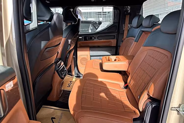 Một số tiện nghi nổi bật còn bao gồm 8 loa Harman Kardon, điều hòa tự động hai vùng độc lập, hai bàn sạc không dây, cửa sổ trời, đèn viền nội thất 64 màu và phanh tay điện tử có Auto Hold. Hàng ghế trước chỉnh điện, tích hợp thông gió/sưởi ấm và nhớ hai vị trí. Kia tuyên bố hàng ghế sau của Tasman rộng rãi nhất phân khúc.