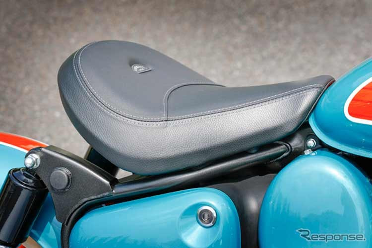 Xe được trang bị đồng hồ tốc độ analog kiểu cổ điển kết hợp với màn hình LCD nhỏ bên dưới. Xe khởi động bằng điện. Bình xăng hình giọt nước dung tích 13 lít phối 2 màu. Các chi tiết xe vẫn mang hơi hướng những mẫu môtô dùng trong quân đội.