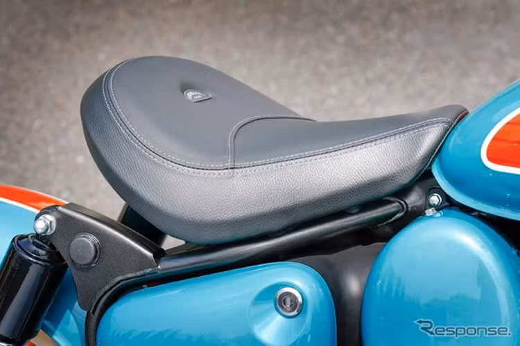 Xe được trang bị đồng hồ tốc độ analog kiểu cổ điển kết hợp với màn hình LCD nhỏ bên dưới. Xe khởi động bằng điện. Bình xăng hình giọt nước dung tích 13 lít phối 2 màu. Các chi tiết xe vẫn mang hơi hướng những mẫu môtô dùng trong quân đội.