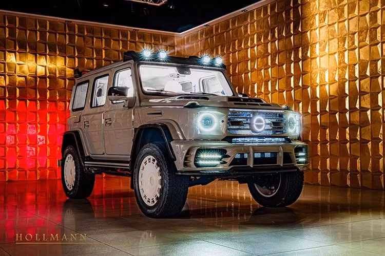Mansory đã độ nhiều chiếc Mercedes-AMG G63 thế hệ mới trong vài năm qua, tuy nhiên, hầu hết xe thuộc thế hệ thứ hai (W463), tức sản xuất từ 2018 đến 2024, còn phiên bản W465, hay còn gọi là phiên bản nâng cấp, được giới thiệu cách đây gần một năm, rất hiếm.