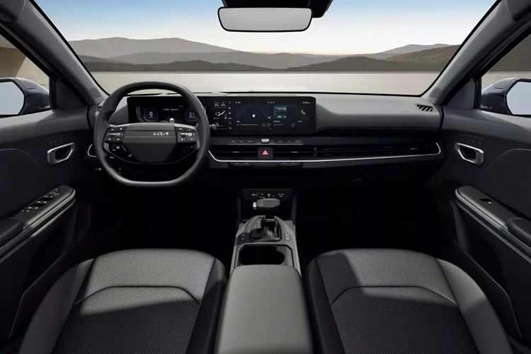 “Kiểu dáng xe wagon cho phép K4 cạnh tranh vượt ra ngoài phân khúc C truyền thống,” ông Pablo Martinez Masip, Phó chủ tịch phụ trách sản phẩm và tiếp thị của Kia châu Âu, cho biết. “Khoang hành lý rộng rãi và công nghệ tiên tiến khiến nó trở thành 1 lựa chọn hấp dẫn đối với những khách hàng đang cân nhắc mua xe cỡ lớn.”