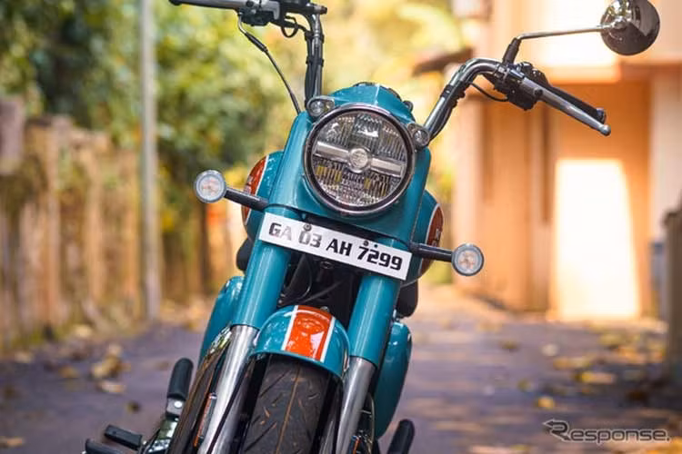 Những mẫu xe của Royal Enfield có điểm chung là thiết kế không cầu kỳ, trang bị vừa đủ và lấy ưu điểm giá bán dễ tiếp cận để thu hút khách. Xe vẫn dùng đèn pha và xi-nhan halogen thay vì loại LED như hầu hết xe máy, môtô trên thị trường.