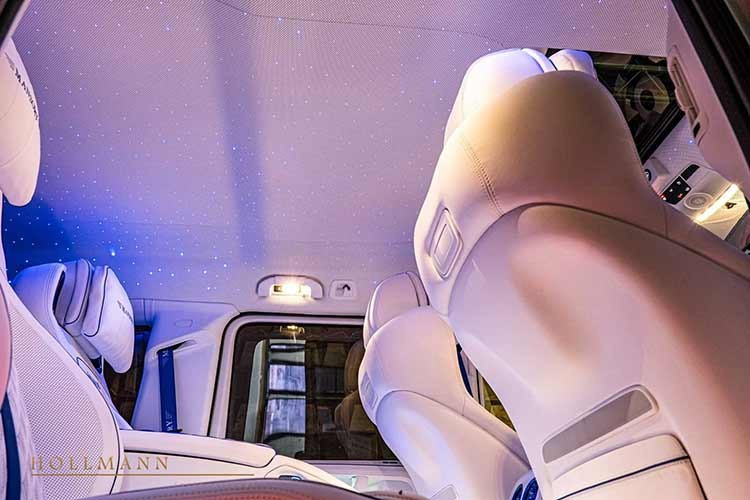 Xe cũng có một số chi tiết sợi carbon màu xanh lam, logo của Mansory trang trí trên tay nắm bảng điều khiển, vô lăng, lưng ghế, đệm đầu, dây an toàn, tấm ốp cửa và các chi tiết khác.