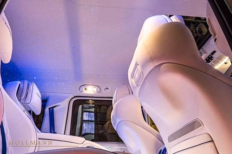 Xe cũng có một số chi tiết sợi carbon màu xanh lam, logo của Mansory trang trí trên tay nắm bảng điều khiển, vô lăng, lưng ghế, đệm đầu, dây an toàn, tấm ốp cửa và các chi tiết khác.