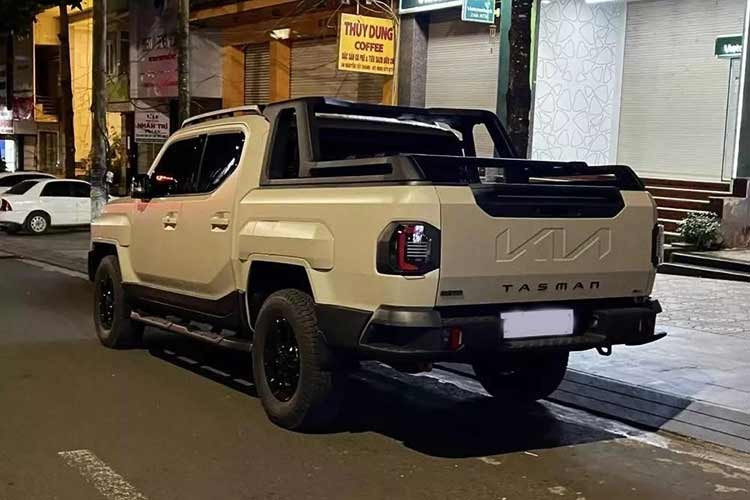 Tasman đạt chuẩn an toàn 5 sao ANCAP, chủ yếu nhờ 7 túi khí và loạt tính năng ADAS: kiểm soát hành trình thích ứng, hỗ trợ phòng ngừa va chạm trước/sau/hai bên thân xe, hỗ trợ định tâm làn đường, cảnh báo mở cửa an toàn… Camera 360 độ quan sát “xuyên gầm” và 12 cảm biến quanh xe giúp tài xế điều khiển chiếc bán tải dài hơn 5,4m ở nơi chật hẹp.