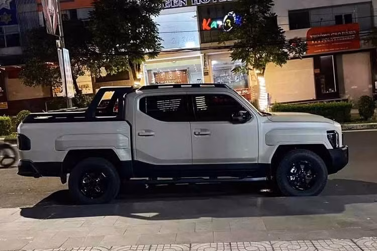 Về mặt vận hành, nhiều khả năng Tasman sẽ sử dụng động cơ dầu 2.2L tăng áp sản sinh công suất 207 mã lực và mô-men xoắn 440Nm - kém mức 500Nm của Ranger, Hilux, nối với hộp số tự động 8 cấp. Hầu hết các phiên bản sở hữu hệ dẫn động hai cầu (4WD) tích hợp khóa vi-sai cầu sau và chế độ 4A (tự động chuyển đổi giữa 1 cầu nhanh và 2 cầu nhanh) như trên Ranger Raptor.