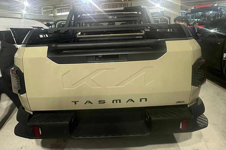 So với Ranger Raptor, Tasman X-Pro (dài x rộng x cao: 5.410 x 1.930 x 1.920mm; trục cơ sở 3.270mm) dài hơn 29mm, hẹp hơn 98mm và tương đương về chiều dài cơ sở. Thông số vượt địa hình gồm khoảng sáng gầm 252mm, góc tiếp cận 32,2 độ, góc thoát 26,2 độ và góc vượt đỉnh 25,8 độ ấn tượng trong phân khúc.