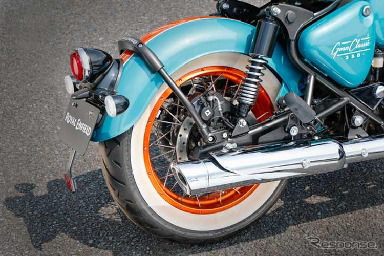 Giảm xóc sau của xe loại lò xo đôi, ống xả thuôn dài và kéo đến viền bánh xe sau. Trang bị an toàn cho Goan Classic 350 cũng vẫn là hệ thống phanh ABS 2 kênh.