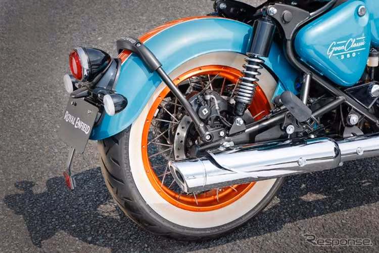 Giảm xóc sau của xe loại lò xo đôi, ống xả thuôn dài và kéo đến viền bánh xe sau. Trang bị an toàn cho Goan Classic 350 cũng vẫn là hệ thống phanh ABS 2 kênh.