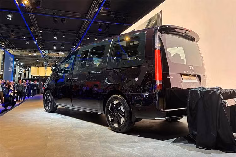 Hyundai cung cấp 8 màu sơn ngoại thất cho Staria Electric 2026 gồm: Đen Abyss Black Pearl, Trắng Creamy White, Xanh Classy Blue Pearl, Bạc Shimmering Silver Metallic, Xám Ecotronic Gray Pearl, Nâu Cast Iron Brown Pearl, Vàng Dynamic Yellow và Đỏ Galaxy Maroon Pearl.