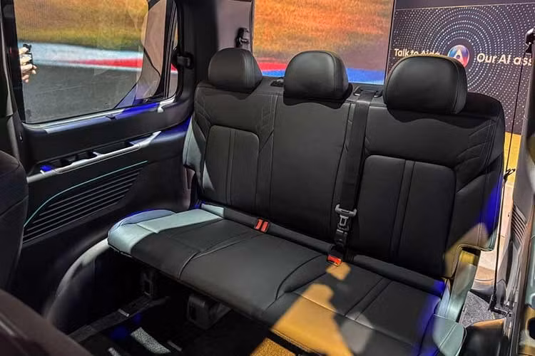 Được xây dựng trên nền tảng 800V, giống như Ioniq 4, Ioniq 6 và Ioniq 9, Staria được trang bị động cơ điện đặt ở trục trước, sản sinh công suất 215 mã lực và dẫn động bánh trước. Mẫu xe MPV này được trang bị bộ pin lithium-ion 84 kWh và có tính năng sạc DC siêu nhanh, cho phép sạc từ 10% lên 80% chỉ trong khoảng 20 phút.