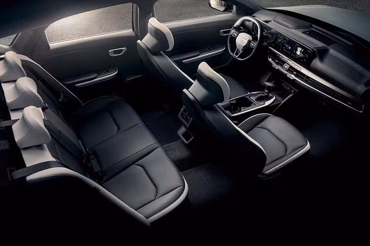 Trong khi đó, những điểm nổi bật bên trong nội thất bao gồm cụm đồng hồ hiển thị 12,3 inch, màn hình điều khiển điều hòa 5,3 inch và màn hình cảm ứng thông tin giải trí 12,3 inch. Apple CarPlay và Android Auto không dây là trang bị tiêu chuẩn trên tất cả các phiên bản, cùng với các tùy chọn bổ sung như ghế trước có sưởi và thông gió, hoặc hệ thống âm thanh Harman Kardon.