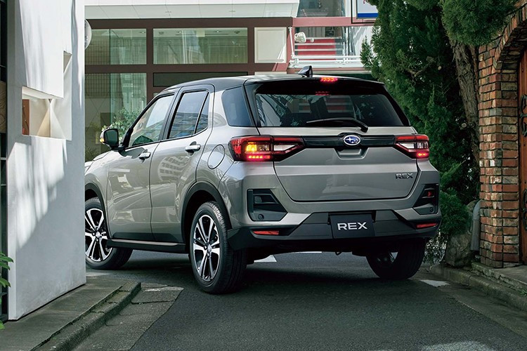 Mức giá xe Subaru Rex 2025 cho hai cấu hình mới là G Hybrid và Z Hybrid, với mức bán ra lần lượt từ 2.216.500 yên đến 2.608.100 yên (tương đương 398 - 471 triệu đồng). Bên cạnh đó, các phiên bản chạy xăng truyền thống của Subaru Rex vẫn được giữ lại với giá khởi điểm từ 1.910.700 yên (khoảng 347 triệu đồng).