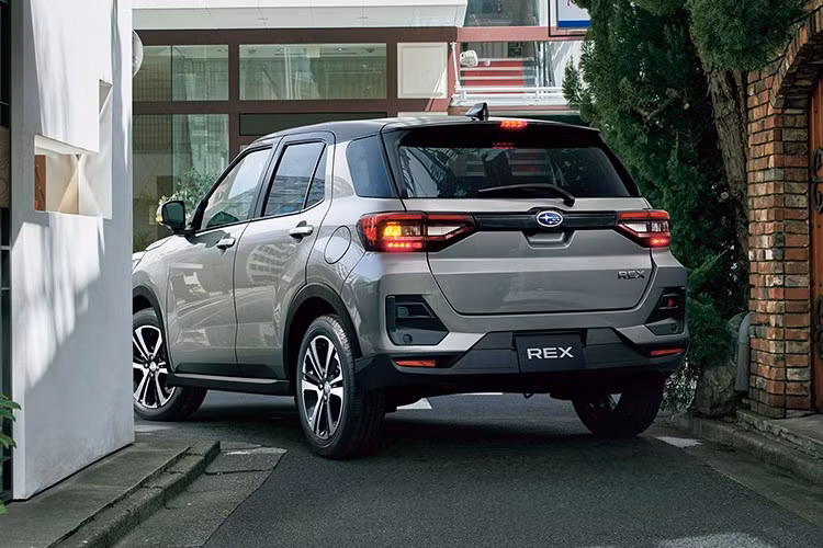 Mức giá xe Subaru Rex 2025 cho hai cấu hình mới là G Hybrid và Z Hybrid, với mức bán ra lần lượt từ 2.216.500 yên đến 2.608.100 yên (tương đương 398 - 471 triệu đồng). Bên cạnh đó, các phiên bản chạy xăng truyền thống của Subaru Rex vẫn được giữ lại với giá khởi điểm từ 1.910.700 yên (khoảng 347 triệu đồng).
