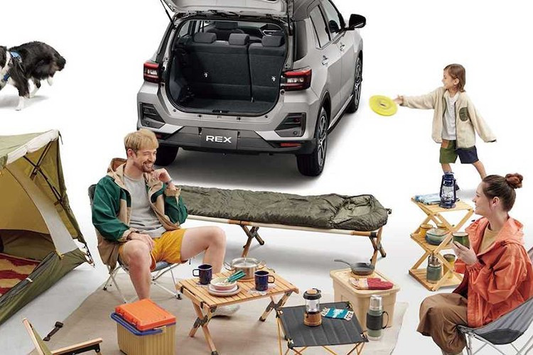 Cụ thể, động cơ xăng WA-VEX 1.2L ba xi-lanh hoạt động theo chu trình Atkinson, sản sinh công suất lên đến 80 mã lực và mô-men xoắn 105 Nm. Năng lượng tạo ra được nạp vào pin lithium-ion dung lượng 4,3 Ah, sau đó cung cấp cho mô-tơ điện E1A phía trước với công suất 105 mã lực và mô-men xoắn 170 Nm, đủ để vận hành chiếc SUV cỡ nhỏ trong đô thị một cách mượt mà.