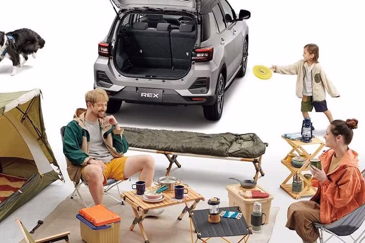 Cụ thể, động cơ xăng WA-VEX 1.2L ba xi-lanh hoạt động theo chu trình Atkinson, sản sinh công suất lên đến 80 mã lực và mô-men xoắn 105 Nm. Năng lượng tạo ra được nạp vào pin lithium-ion dung lượng 4,3 Ah, sau đó cung cấp cho mô-tơ điện E1A phía trước với công suất 105 mã lực và mô-men xoắn 170 Nm, đủ để vận hành chiếc SUV cỡ nhỏ trong đô thị một cách mượt mà.