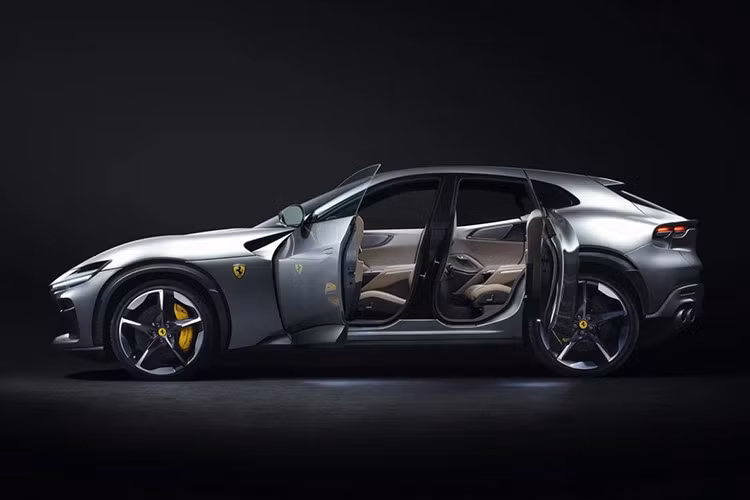 Những thông số của Ferrari Purosangue vượt trội so với những Aston Martin DBX707 (phiên bản đặc biệt của DBX) có công suất 697 mã lực, Lamborghini Urus Performante 657 mã lực. Đi kèm động cơ hút khí tự nhiên trên Ferrari Purosangue là hộp số ly hợp kép 8 cấp, dẫn động 4 bánh toàn thời gian.