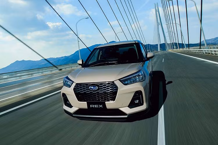 Sự xuất hiện của Rex Hybrid không chỉ đánh dấu bước tiến điện hóa trong nhóm SUV cỡ nhỏ, mà còn cho thấy các liên minh thương hiệu Nhật Bản đang tận dụng tối đa tài nguyên chung để thích ứng nhanh chóng với xu thế tiêu dùng và yêu cầu khắt khe về khí thải tại nhiều quốc gia.