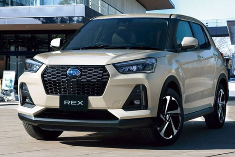 Về thiết kế, Subaru Rex Hybrid được nhận diện bằng lưới tản nhiệt trước khác biệt, mang nhiều nét tương đồng với Daihatsu Rocky Hybrid và Perodua Ativa Hybrid. Biểu tượng “Hybrid” xuất hiện trên thân xe, cụm đồng hồ cũng được thiết kế riêng để hiển thị thông tin hệ truyền động điện.