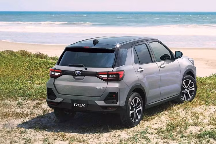 Ngoài ra, xe còn được trang bị ổ cắm điện AC 1,5 kW - tiện ích đáng giá cho các chuyến đi dã ngoại. Phiên bản G Hybrid sở hữu mâm hợp kim 16 inch, trong khi bản Z Hybrid cao cấp hơn sở hữu mâm 17 inch.