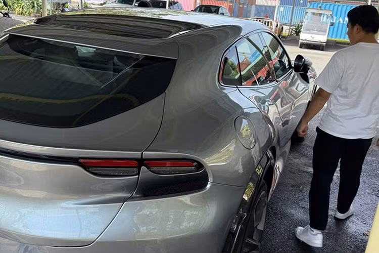 Theo đó, chiếc siêu SUV Ferrari Purosangue này có màu xám và hiện vẫn chưa rõ đã có chủ nhân hay chưa, đây là mảnh ghép còn thiếu của các đại gia Việt khi đã sở hữu đầy đủ các mẫu xe SUV hiệu năng cao như Aston Martin DBX707, Lamborghini Urus, Bentley Bentayga, Range Rover SV nhưng còn thiếu siêu xe Ferrari Purosangue.