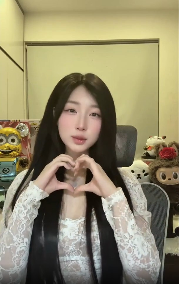 Tuy nhiên, bên cạnh những bình luận trêu ghẹo, cũng có không ít fan và người xem chân chính lên tiếng bênh vực Chubby. Họ cho rằng cô đã đủ bản lĩnh để vượt qua những ồn ào, và xứng đáng nhận được sự ủng hộ thay vì bị “đào” mãi chuyện cũ.