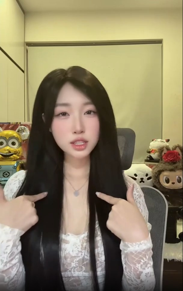 Thay vì chỉ tập trung khen ngợi nhan sắc ngày càng xinh đẹp và thần thái tự tin của Chubby, dân mạng lại chia thành hai luồng phản ứng rõ rệt.