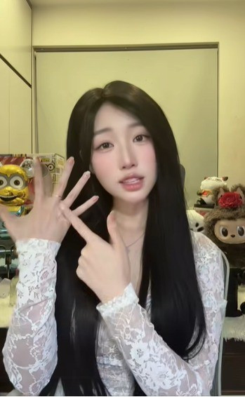 Trong đoạn clip, nữ streamer Chubby xuất hiện với vẻ ngoài rạng rỡ, mái tóc dài suôn mượt, gương mặt trang điểm nhẹ nhàng, cùng nụ cười tươi tắn.