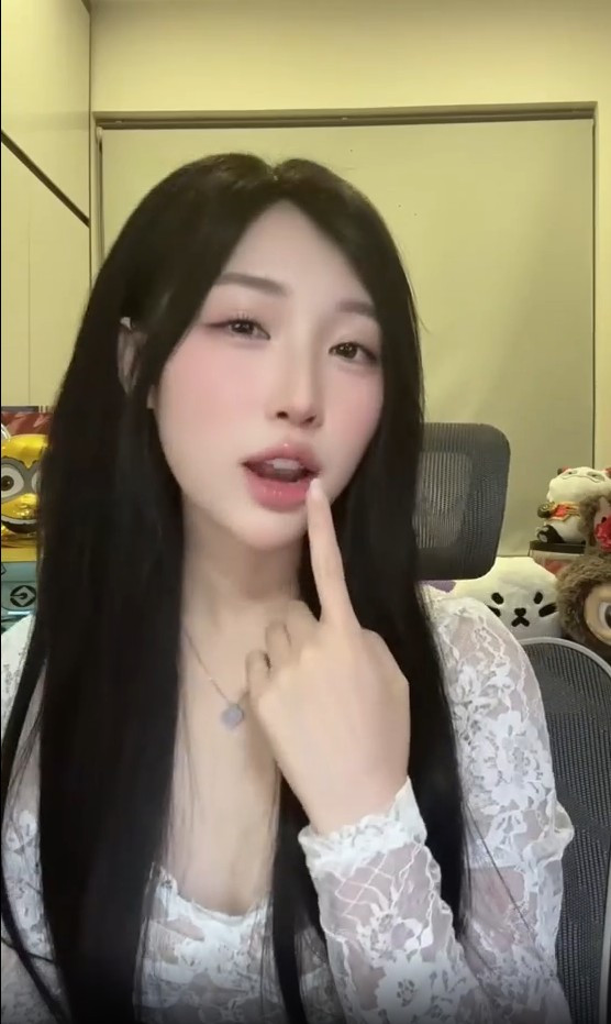 Ở một phía, hàng loạt bình luận trêu chọc lại xuất hiện. Không ít người cố tình liên hệ tới mối tình trong quá khứ, tiếp tục “réo tên” người cũ khiến video của Chubby nhanh chóng tràn ngập những comment kém duyên.