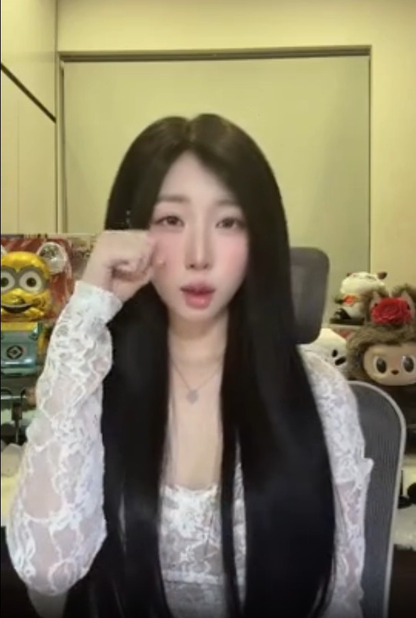 Khoảnh khắc cô nâng chiếc nhẫn trên tay nhanh chóng thu hút sự chú ý của đông đảo cộng đồng mạng.