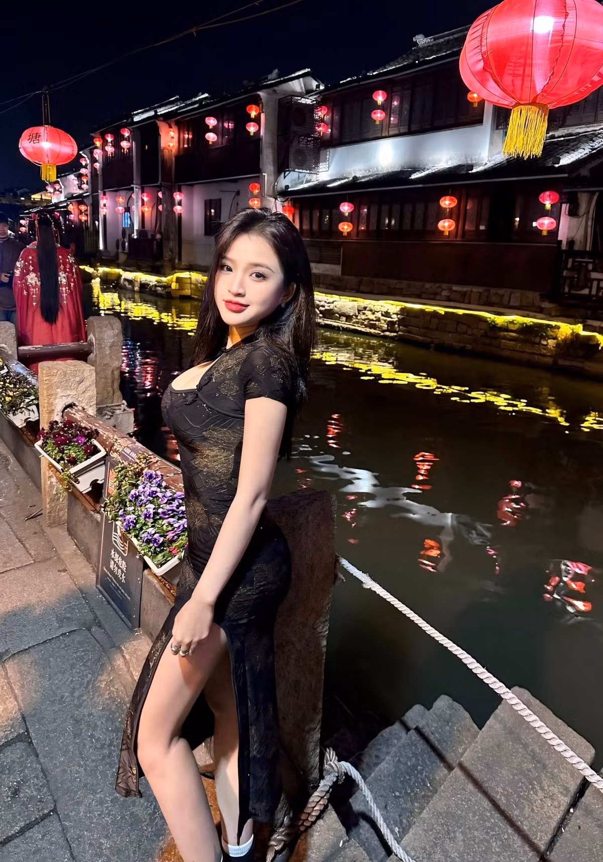 Theo đó, fan hỏi: "Đã từng quan hệ tình dục chưa?" thì cô khẳng định: "Chưa. Bạn này hỏi câu thẳng thừng quá, 10 điểm". Cô nàng cũng tâm sự rằng, bản thân mình không cổ xúy, có điều cô nhận trường hợp của mình là do chưa tìm được người phù hợp.