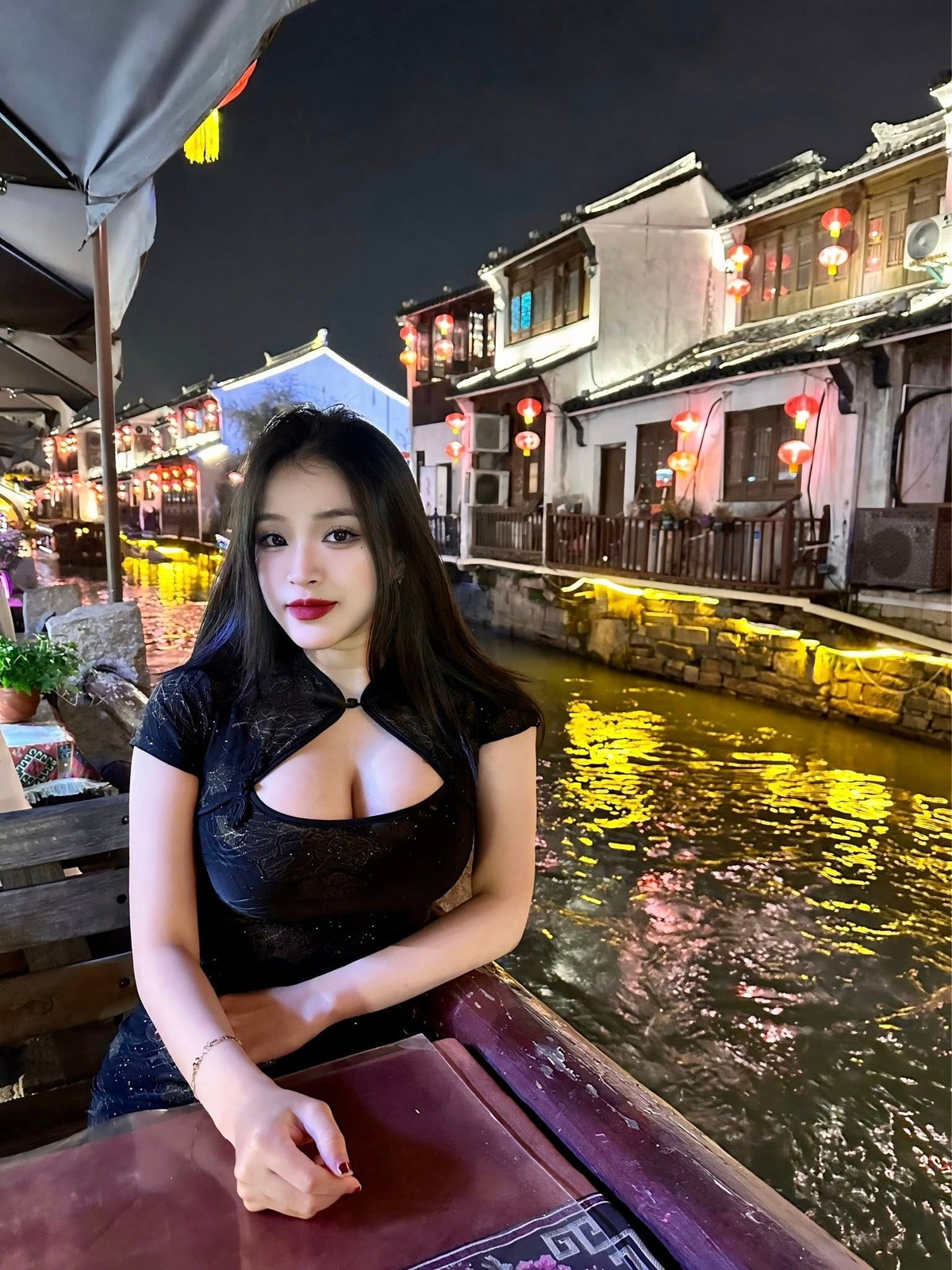 Bảo Trân nhiều lần gây sốt trên các trang báo mạng Trung Quốc bằng những hình ảnh trên trang cá nhân.