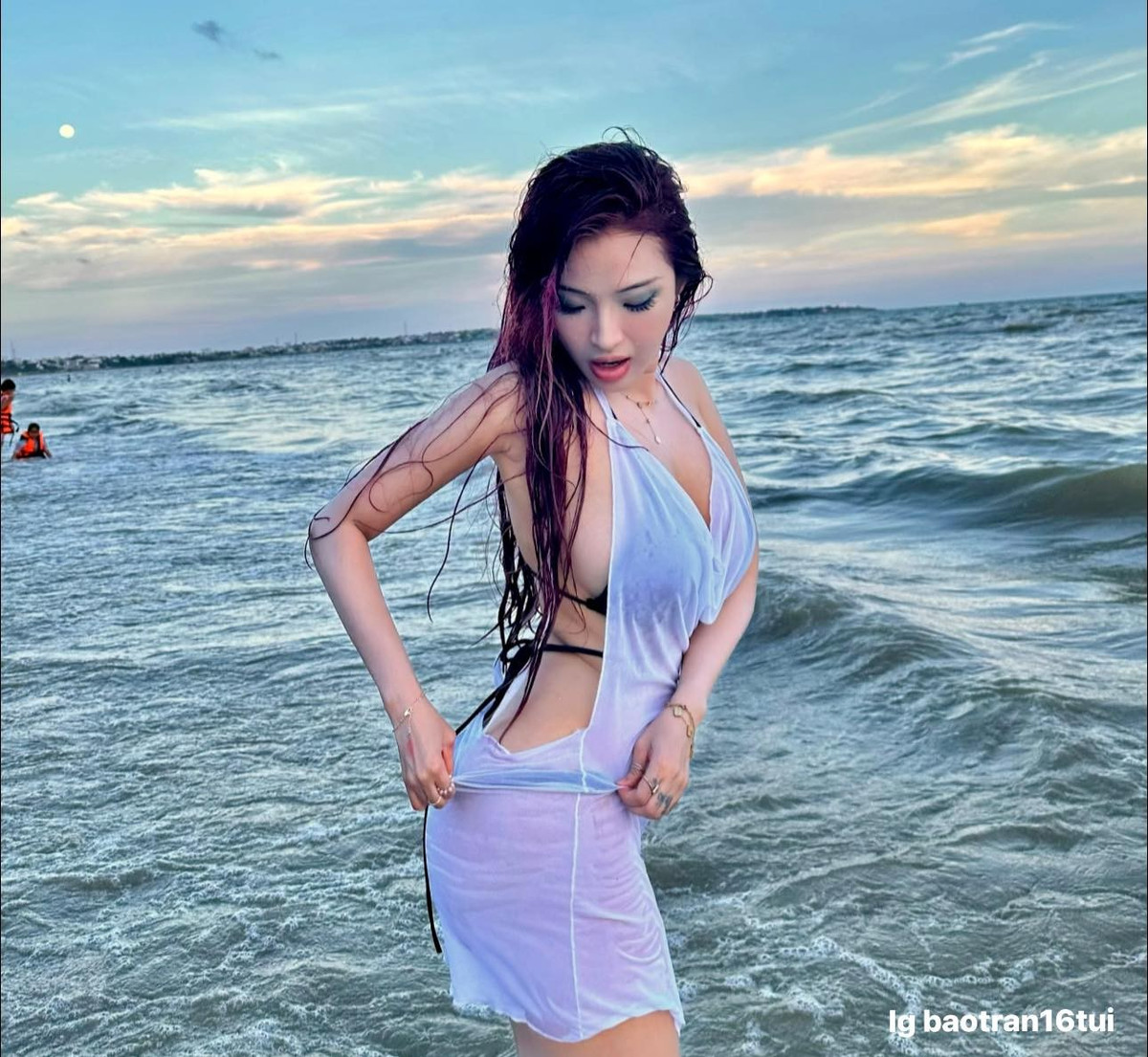 Nhan sắc xinh đẹp, vóc dáng bốc lửa là lợi thế giúp hot girl Đồng Nai tự tin lăng xê những bộ đồ ôm sát cơ thể.