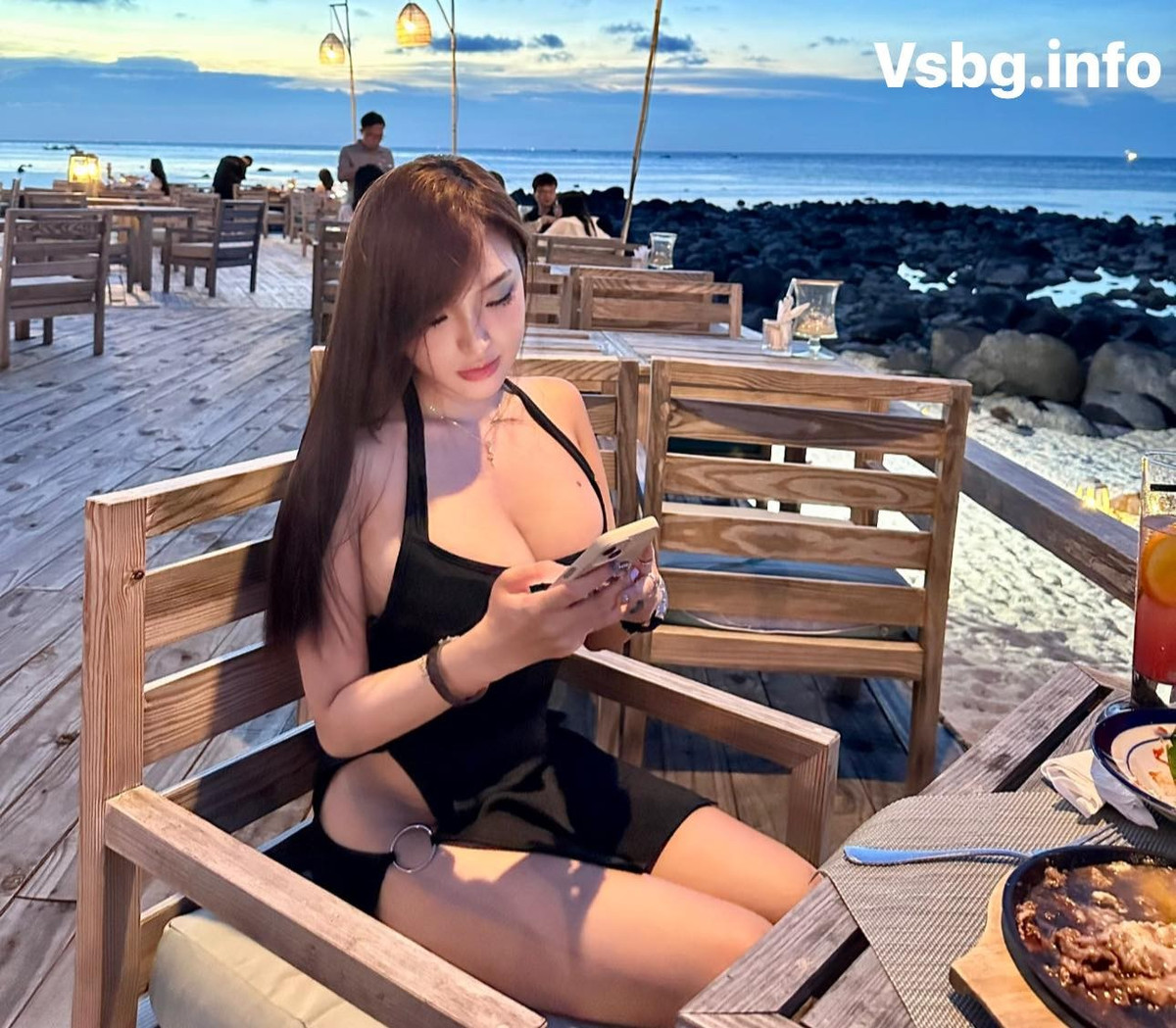 Với lợi thế đến từ cả body lẫn gương mặt, Bảo Trân tự tin mặc đẹp nhiều kiểu trang phục và kiếm được khoản thu nhập ổn định từ việc quảng cáo sản phẩm và làm mẫu ảnh.