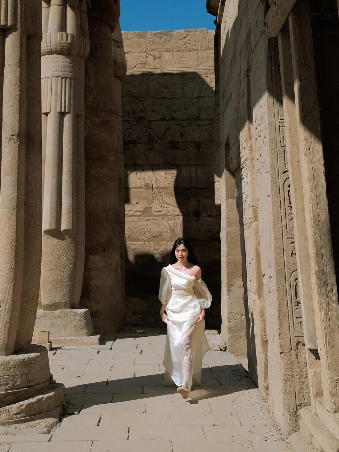 Đỗ Khánh Vân sinh năm 1995, quê Đắk Lắk, từng theo học Thiết kế thời trang trước khi bén duyên với nghệ thuật.