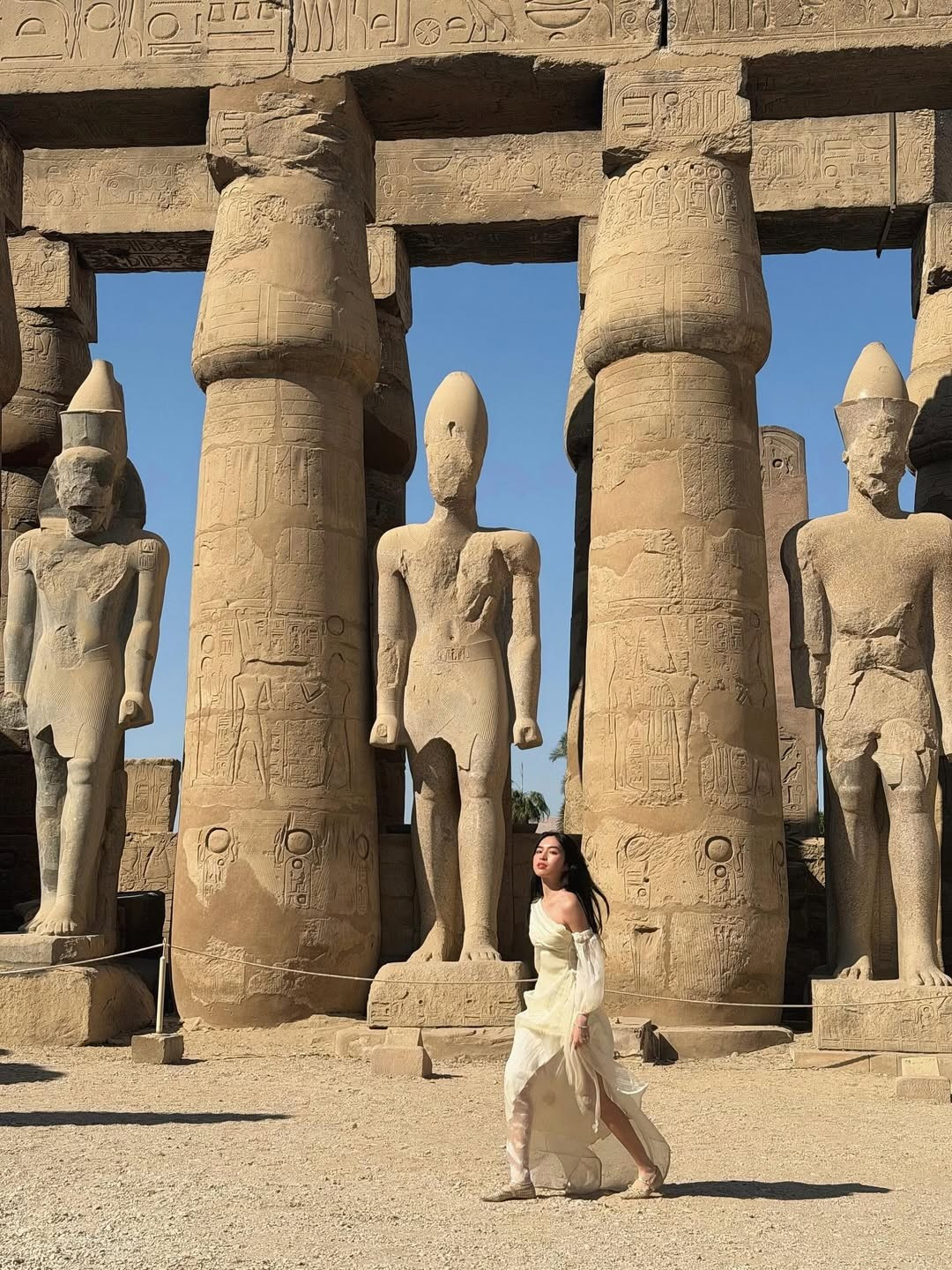 Từ một diễn viên tay ngang, Khánh nhanh chóng trở thành gương mặt được yêu mến, gắn liền với biệt danh “hot girl má lúm đồng tiền”.